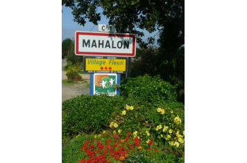 mahalon, village fleuri 